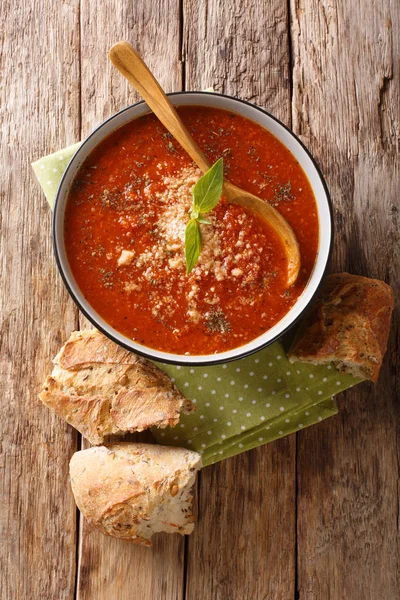 Bir kase de parmesan yakın çekim ile domates fesleğen çorbası b ile servis — Stok fotoğraf
