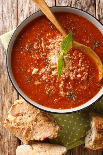 Sabroso tomate sopa de albahaca con parmesano primer plano en un tazón con br —  Fotos de Stock