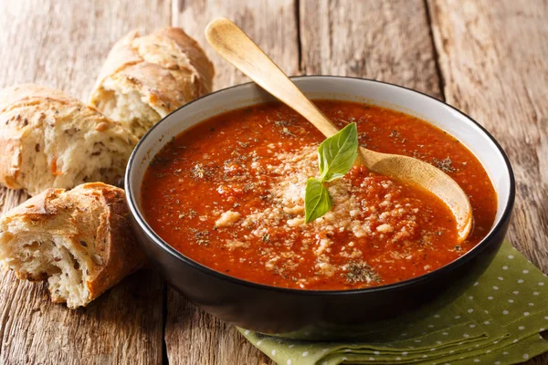 Bir kasede peynir closeup ile domates-fesleğen kremalı çorba porsiyon