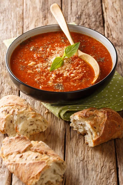 Br ile bir kapta parmesan yakın çekim ile lezzetli domates fesleğen çorbası