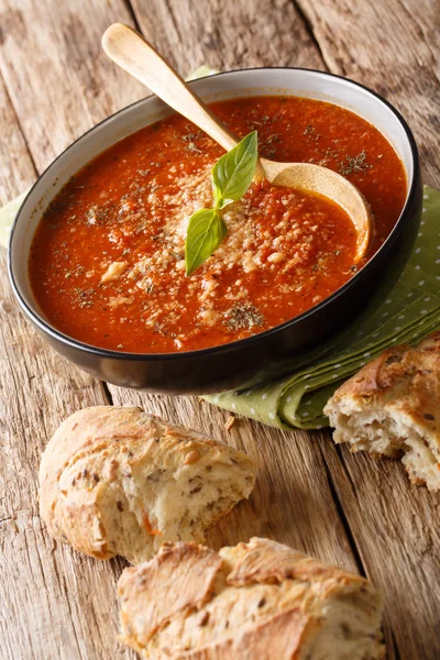 Bir kase de parmesan yakın çekim ile domates fesleğen çorbası b ile servis