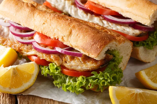 Fast Food sendvič Balik ekmek s grilovanou makrely podávané s — Stock fotografie