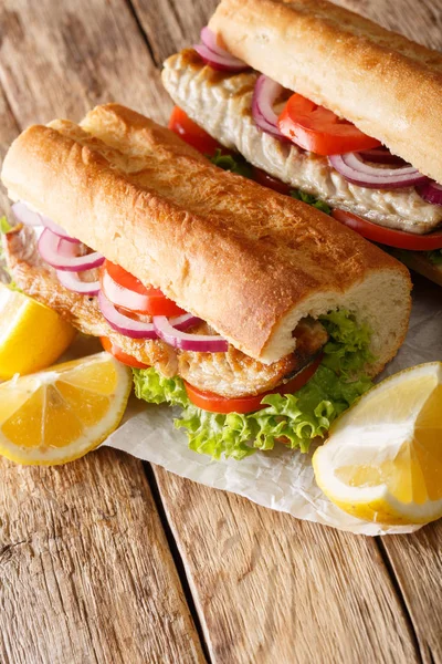 Turkish Balik Ekmek sandwich with grilled mackerel and vegetable — Stock Photo, Image