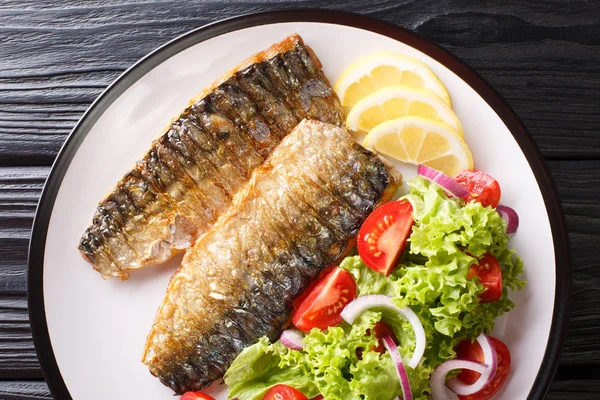 Portion of grilled mackerel fillet with lemon and fresh vegetabl — Stock Photo, Image