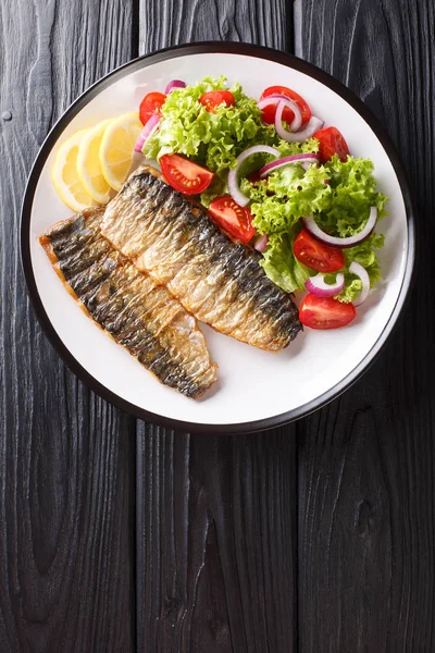 Spicy grilled mackerel fillet with lemon and fresh vegetable sal — Stock Photo, Image