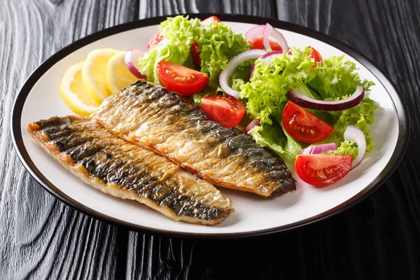 Healthy food grilled mackerel fillet with lemon and fresh vegeta — Stock Photo, Image