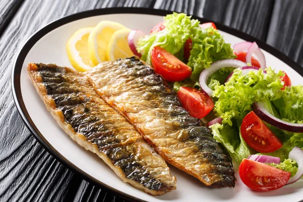 Portion of grilled mackerel fillet with lemon and fresh vegetabl — Stock Photo, Image