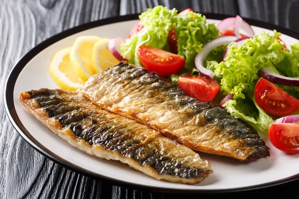 Diet healthy food grilled mackerel fillet with lemon and fresh v — Stock Photo, Image