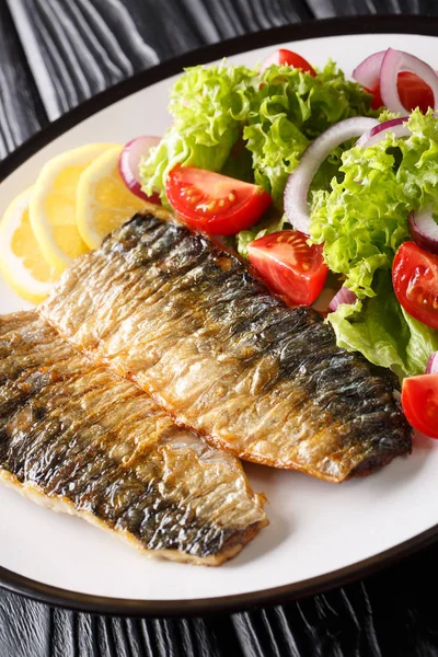 Filetto di sgombro alla griglia con insalata fresca e limone primo piano su un — Foto Stock