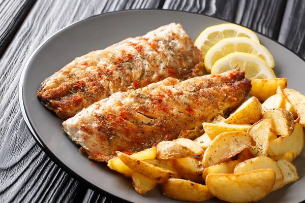 Grilled mackerel filet served with fried potatoes and lemon slic — Stock Photo, Image