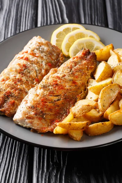 Spicy tasty grilled mackerel filet with potato wedges and lemon — Stock Photo, Image