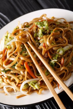 Otantik yönlendirmek sebze clo ile chow mein erişte kızarmış