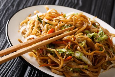 Sebze c ile kızarmış chow mein erişte için geleneksel tarifi