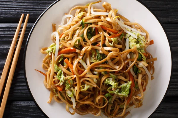 Fideos vegetarianos chow mein con verduras chinas de cerca — Foto de Stock