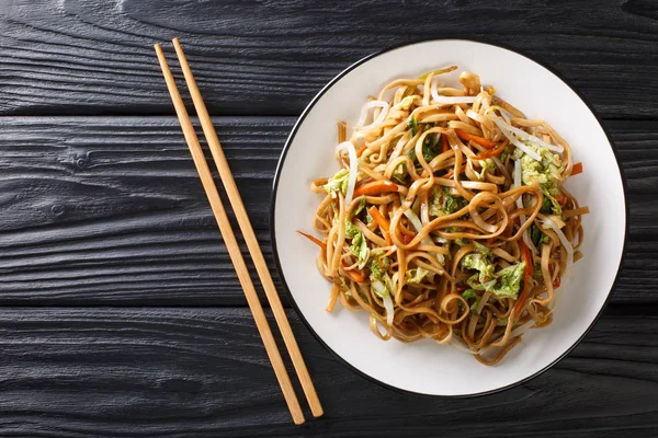 Klassiska kinesiska stekt Chow Mein nudlar med grönsaker närbild — Stockfoto