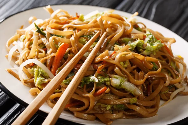 Läckra kinesiska rör stekt från Chow Mein nudlar med grönsakskonserverin — Stockfoto