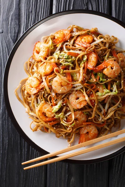 Serving of chow mein noodles with shrimp and vegetables close-up — Stock Photo, Image