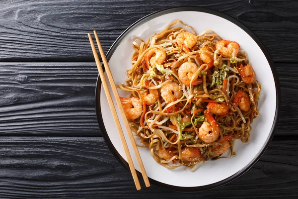 エビ、野菜、セスで揚げた本格的なチョウミン麺 — ストック写真