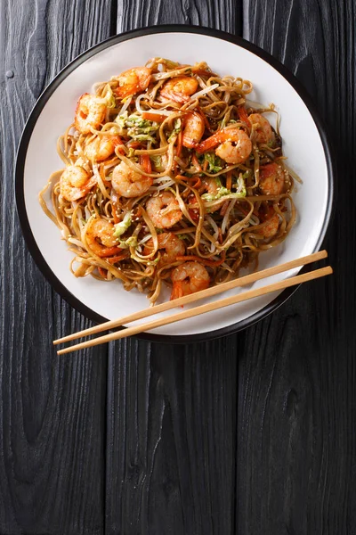 Sabrosos fideos chow mein con camarones, verduras y semillas de sésamo — Foto de Stock