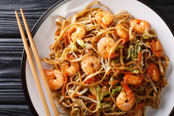 Stir Fried Chow Mein nudlar med räkor, grönsaker och sesam — Stockfoto