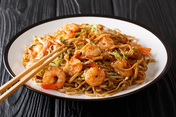 Authentic chow mein noodle fried with shrimp, vegetables and ses — Stock Photo, Image