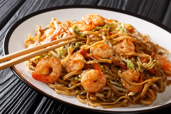 Stir Fried Chow Mein nudlar med räkor, grönsaker och sesam — Stockfoto