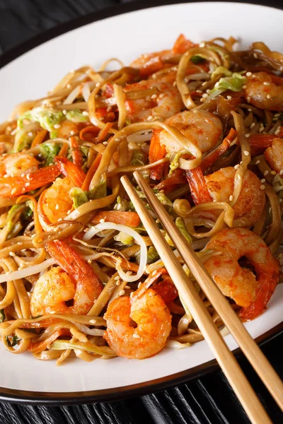 Close-up fried chow mein noodles with shrimp and vegetables clas — Stock Photo, Image