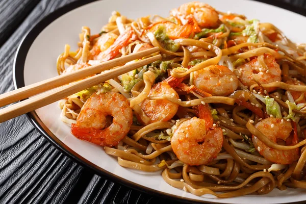 Comida china chow mein fideos con camarones, verduras y sésamo — Foto de Stock