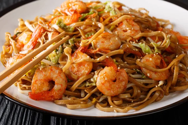 Sabrosos fideos chow mein con camarones, verduras y semillas de sésamo — Foto de Stock