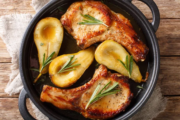 Fried pork chops with ribs with pears and rosemary in honey sauc — Stock Photo, Image