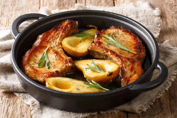 Hot spicy baked pork chops with pears and rosemary in honey-garl — Stock Photo, Image