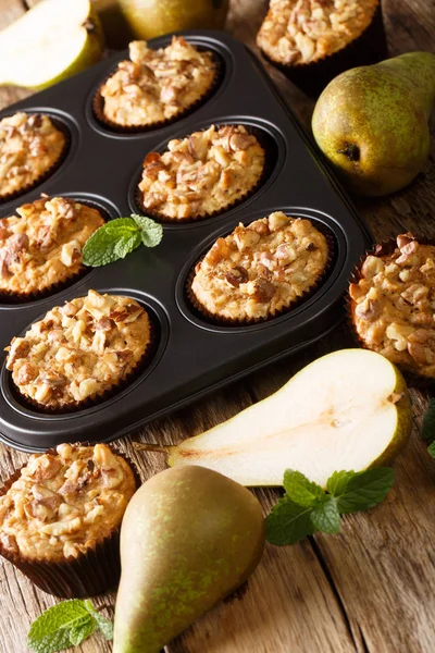 Friskbagte pæremuffins med kanel og valnødder i en bagning - Stock-foto