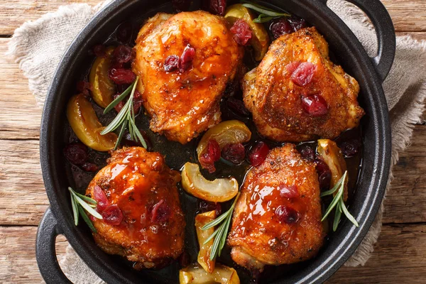 Rustic style baked chicken thighs with apples, cranberries and r — Stock Photo, Image