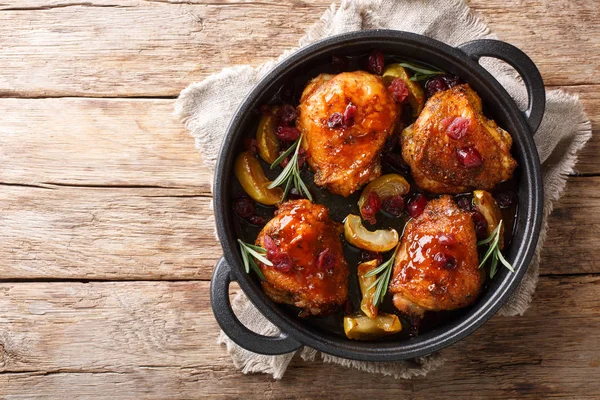 Crispy fragrant baked chicken thighs with apples, cranberries an — Stock Photo, Image