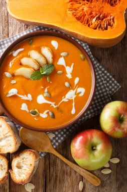 elma kabak püresi çorbası tost ekmeği closeup ile servis edilir. Ver