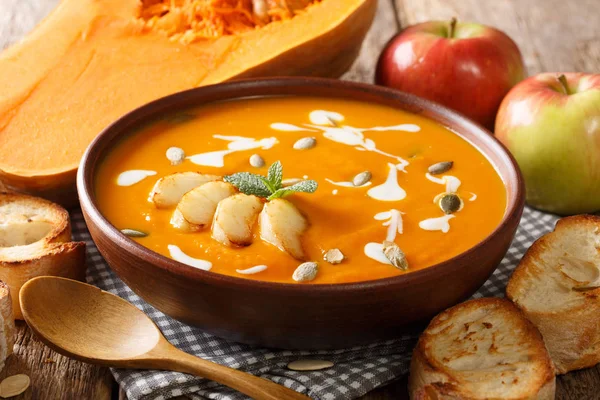 Traditional autumn pumpkin and apple soup with seeds close-up in — Stock Photo, Image