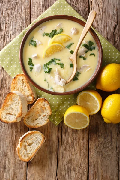 Sup lemon telur buatan sendiri dengan ayam dan pasta orzo close-up in — Stok Foto