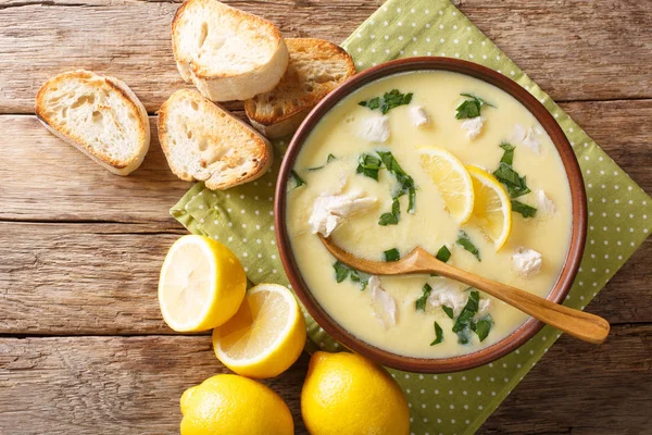 Ekmek ile bir kase tavuk yakın çekim ile sıcak yunan limon çorbası. — Stok fotoğraf