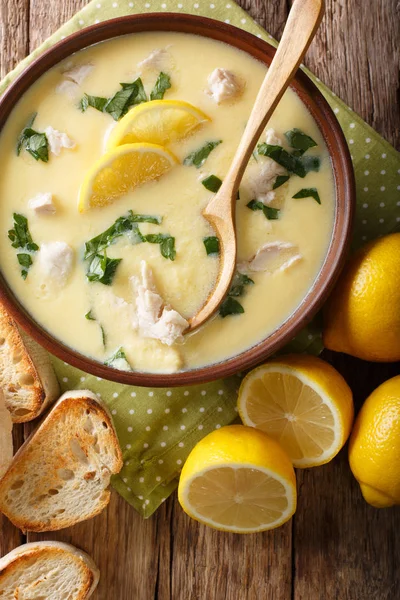 Yunan limon çorbası Avgolemono tost ekmeği ile servis yakın çekim i — Stok fotoğraf