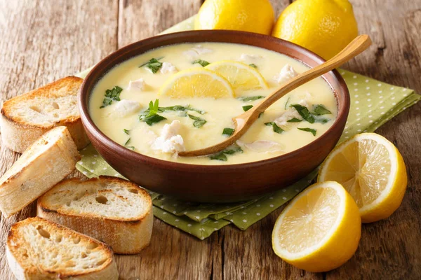 Классический средиземноморский лимонный суп с куриным крупным планом в миске — стоковое фото