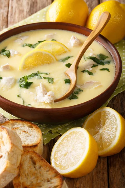 닭고기와 쌀을 곁들인 맛있는 아브골레모노 레몬 수프 — 스톡 사진