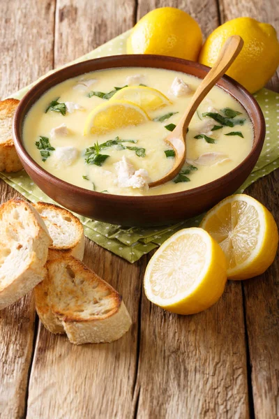 Домашній яєчний лимонний суп з куркою та макаронними виробами крупним планом — стокове фото
