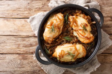 Baharatlı şarap sosu clo peynir ile Fırında tavuk soğan göğsü