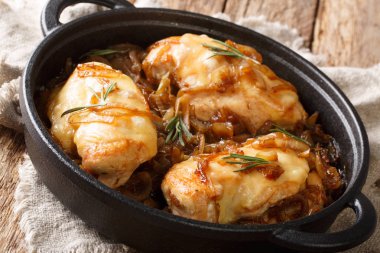 Gruyere peyniri ve baharatlı pişmiş Fransız tavuk soğan fileto