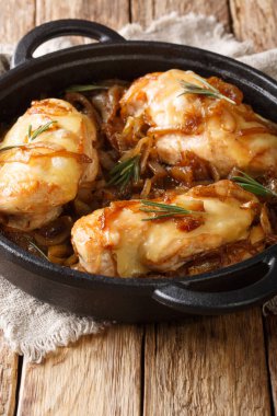 Gruyere peyniri ve soğan ile pişmiş lezzetli tavuk göğsü yakın-