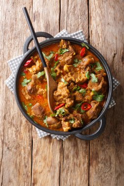 Ev yapımı yavaş yavaş bir tavada Lamb rogan josh yakın çekim pişirilir. tepe