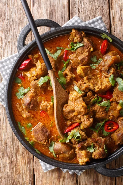 Guisado picante indiano Cordeiro rogan josh close-up em uma panela. Topo vertical — Fotografia de Stock