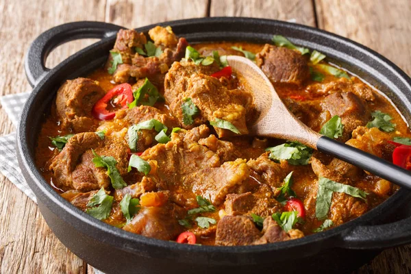 Kashmiri Cordeiro rogan josh com especiarias e molho close-up em uma panela — Fotografia de Stock