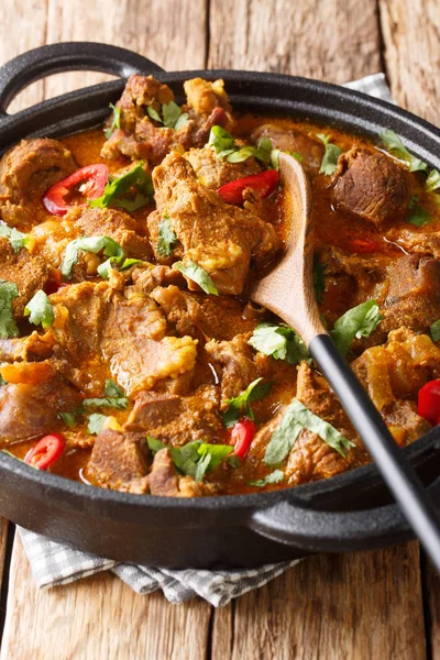 Caseiro cozido lentamente Cordeiro rogan josh close-up em uma panela. Vertical — Fotografia de Stock