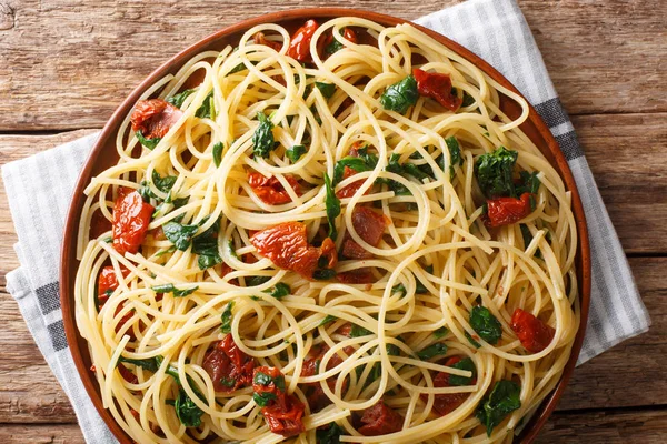 Bijgerecht van spaghetti met gedroogde tomaten, kaas en spinazie c — Stockfoto